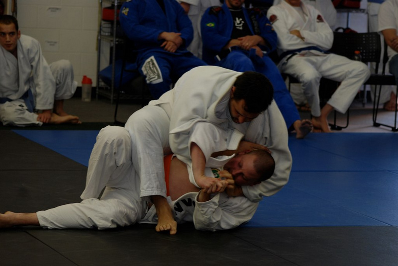 How to Do a Sleeper Choke Hold (With Pictures)